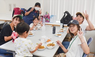 食事を楽しむ家族連れ