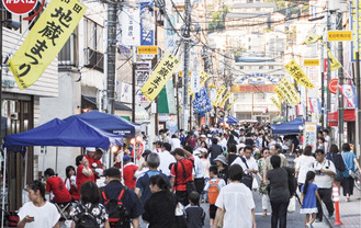 多くの人でにぎわう祭り（過去）