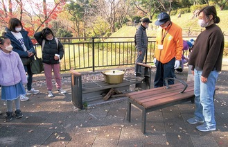 かまどベンチで防災飯を体験