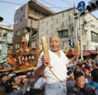 過去に行われた合同神輿渡御（神社提供）