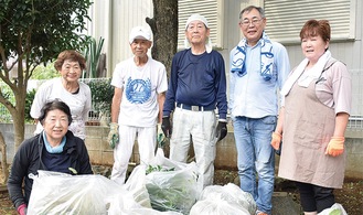 女性宅の草むしりを行ったボランティアら