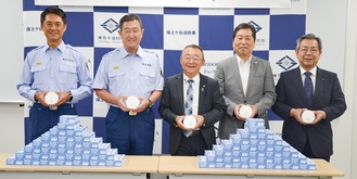 受納式で機器を手に持つ森山会長（中央）ら