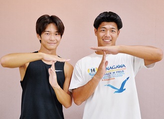 優勝を喜び合う佐々木さん（左）と小島さん