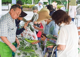 ７月に行われた朝市