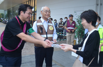 交通安全を呼び掛ける中野店長（左）