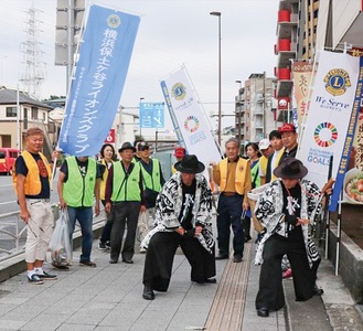 横浜たちばなＬＣに同行したゴミ拾い侍（同クラブ提供）