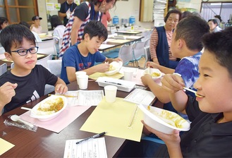 美味しそうにカレーを食べる子ども