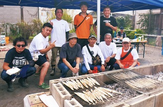 サンマを焼く主催者たち