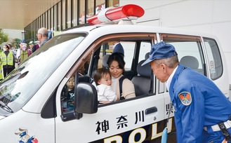 警察官と交流する親子