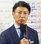 集まった支持者の前であいさつをする青柳氏