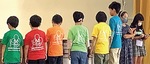 100周年記念Ｔシャツは学年ごとに色が異なる（峯小提供）