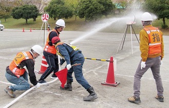 火点に見立てた的を倒す訓練（同署提供）