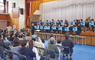 橘中吹奏楽部による演奏