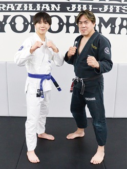 ファイティングポーズをとる斉藤さん（左）と長田代表