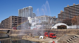 一斉放水による虹も見られた