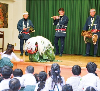 獅子舞と交流する園児