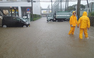 2014年10月、台風による大雨で栄区の一部が浸水（市提供）