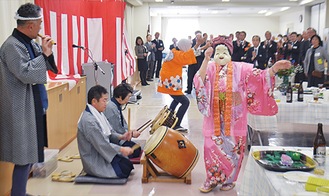 上菅田はやし会の演舞