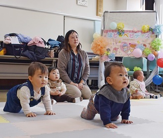 思い思いにハイハイをする子ども