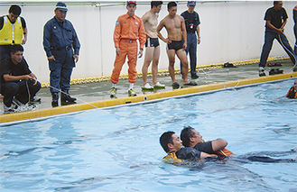 救出の流れを確認する署員ら