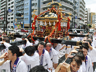 鶴見駅東口の交差点を渡る大神輿