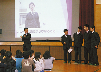 小学生向けに発表をする学生たち