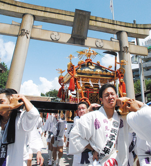 台風一過の晴天の下、渡御をスタートする大神輿