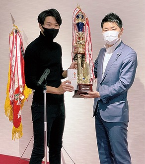 最優秀選手賞に輝いた旭フェローズの浜野智成さん（左）