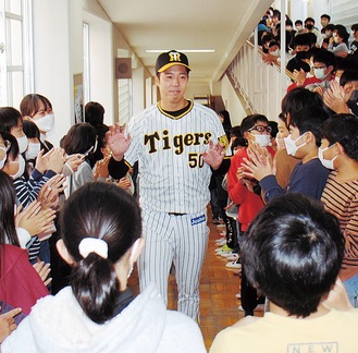 上寺尾小で児童の歓迎を受ける青柳選手