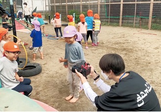 学生が撮影する様子＝提供