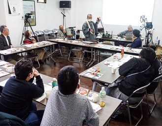 熱心に畑さんの話を聞く参加者たち＝提供