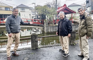 弁天池前に立つ花と緑の会の根本会長ら