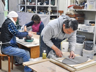 湯飲み茶碗を作る会員たち