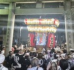 鳥居をくぐる神輿