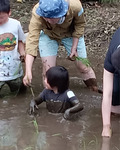 泥だらけになる子どもたち