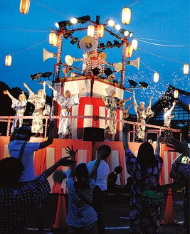 修行僧と踊る盆踊り（写真は過去）