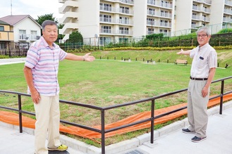 公園を紹介する磯ヶ谷会長（左）と高橋副会長