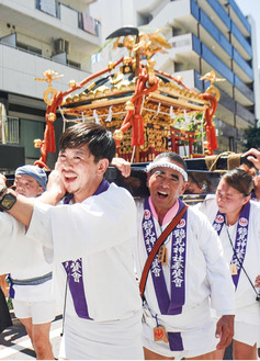 威勢の良い掛け声で練り歩く（写真は昨年）