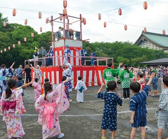 修行僧と踊る園児たち