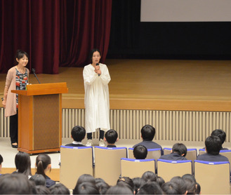 学生たちに語り掛ける後藤さん（中央）