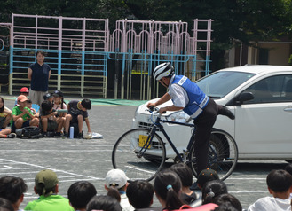 危険な横断歩道の渡り方を実演する区職員