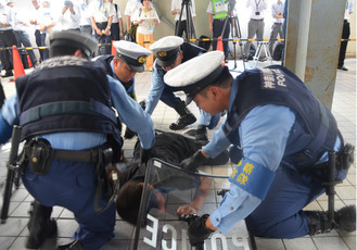 不審者を制圧する警察官たち