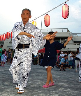 過去の盆踊りの様子＝提供