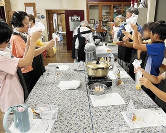 オムレツ作りに挑戦する子どもたち＝提供