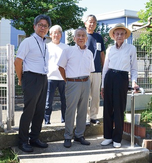 要望を出した木内さん（右）と町会、JFE関係者ら