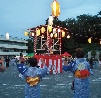 やぐらを囲み、盆踊りを楽しんだ