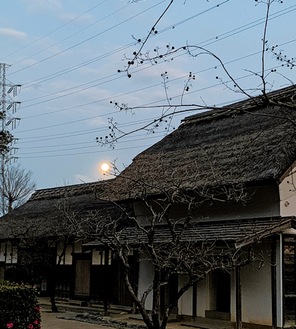 風情ある横溝屋敷と月の風景