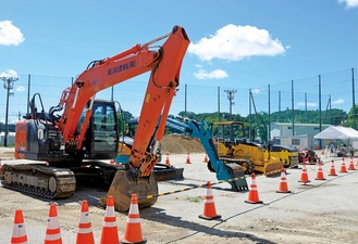 校庭に迫力の重機が並んだ