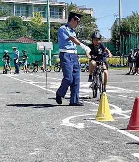 指導を受けながら安全運転を学ぶ児童ら