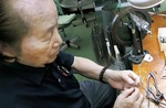 95歳の今も現場でバネ作りを続ける尾上社長＝提供